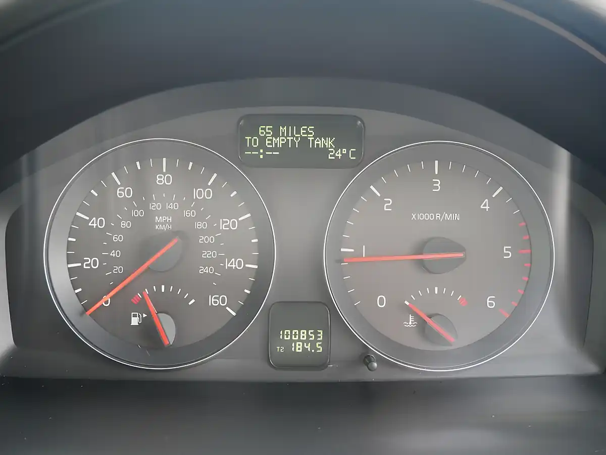 Used 2010 Volvo C70 Ice White White - Interior and Exterior details 16
