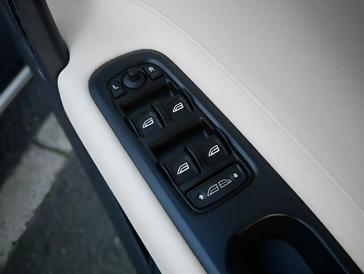 Used 2010 Volvo C70 Ice White White - Interior and Exterior details 17