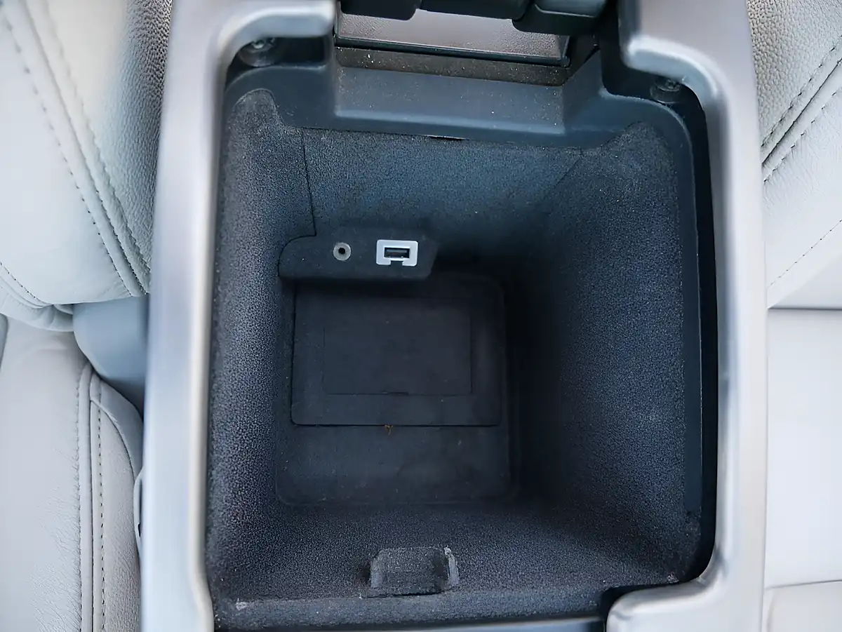 Used 2010 Volvo C70 Ice White White - Interior and Exterior details 19