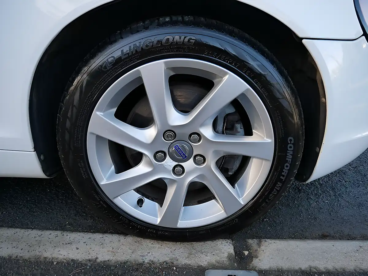 Used 2010 Volvo C70 Ice White White - Interior and Exterior details 6