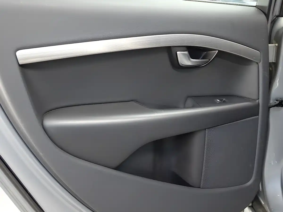 Used 2010 Volvo V70 Se Lux Silver - Interior and Exterior details 14