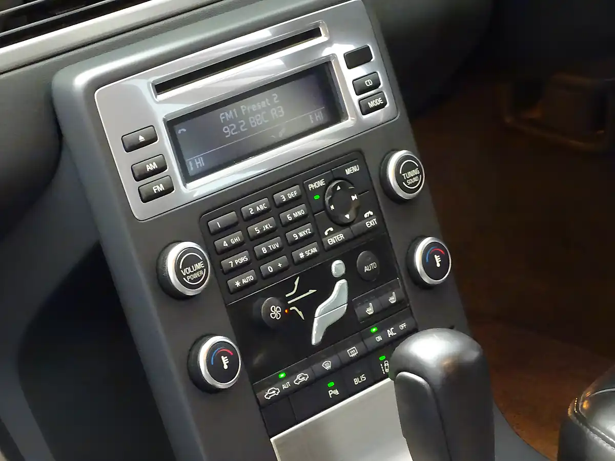 Used 2010 Volvo V70 Se Lux Silver - Interior and Exterior details 16