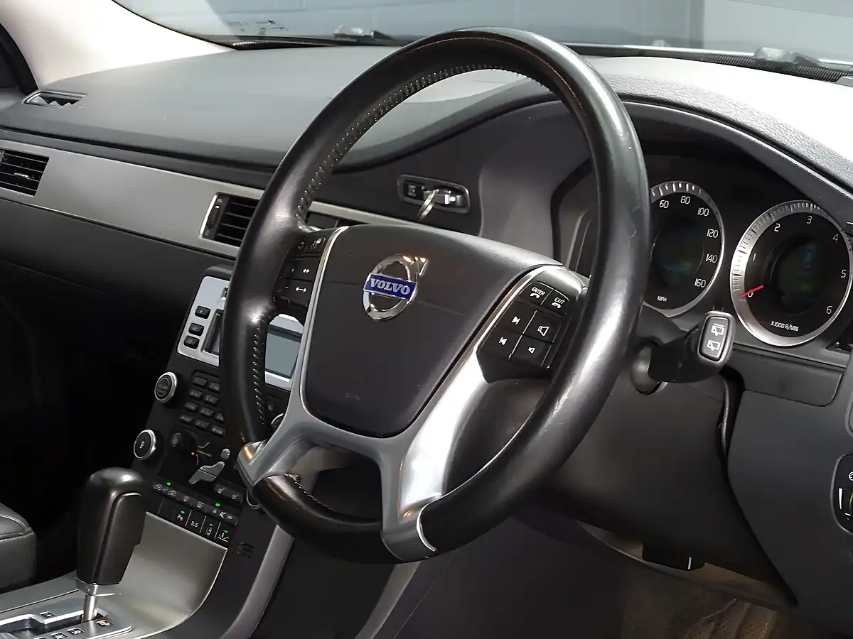Used 2010 Volvo V70 Se Lux Silver - Interior and Exterior details 17