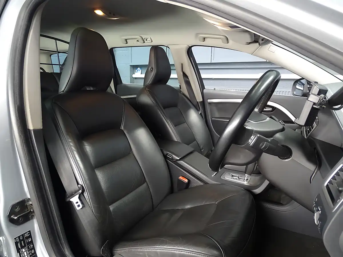 Used 2010 Volvo V70 Se Lux Silver - Interior and Exterior details 18
