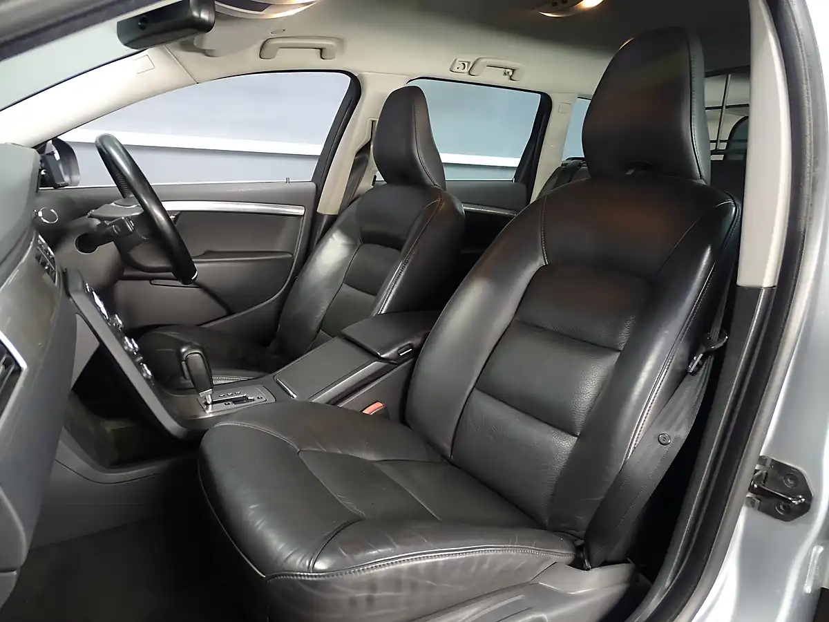 Used 2010 Volvo V70 Se Lux Silver - Interior and Exterior details 20