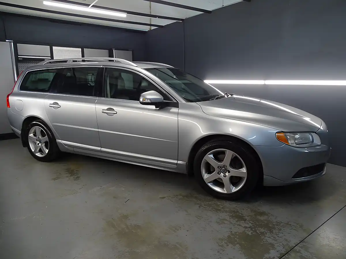 Used 2010 Volvo V70 Se Lux Silver - Interior and Exterior details 4