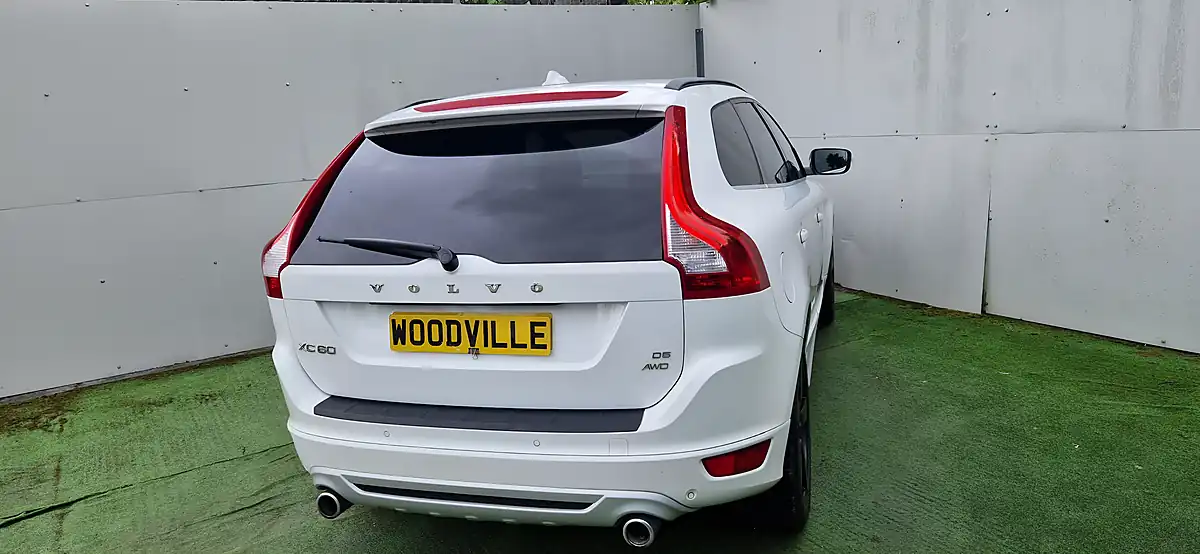 Used 2010 Volvo Xc60 R-Design Se Premium White - Interior and Exterior details 10