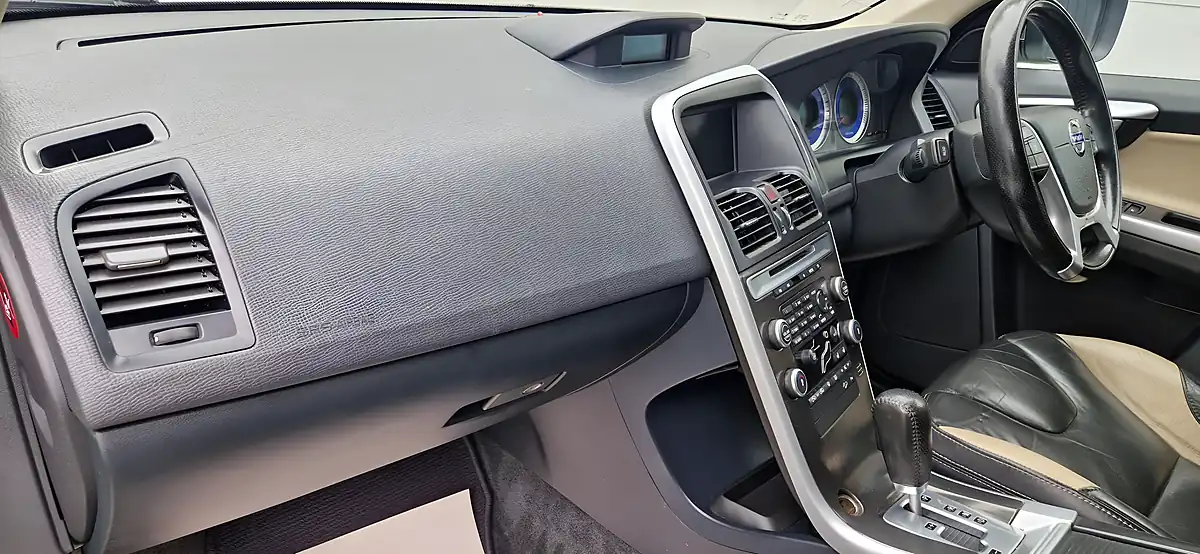 Used 2010 Volvo Xc60 R-Design Se Premium White - Interior and Exterior details 12