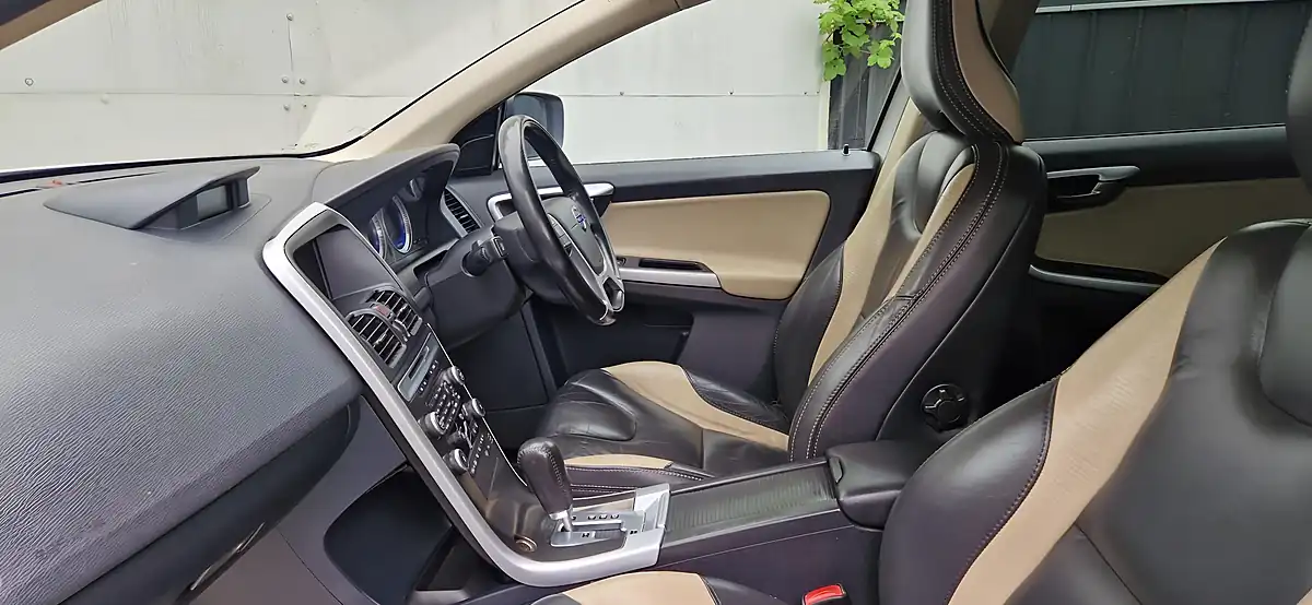 Used 2010 Volvo Xc60 R-Design Se Premium White - Interior and Exterior details 13
