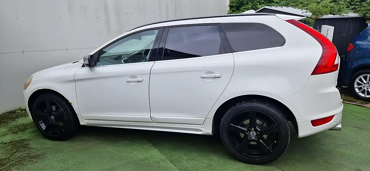 Used 2010 Volvo Xc60 R-Design Se Premium White - Interior and Exterior details 5