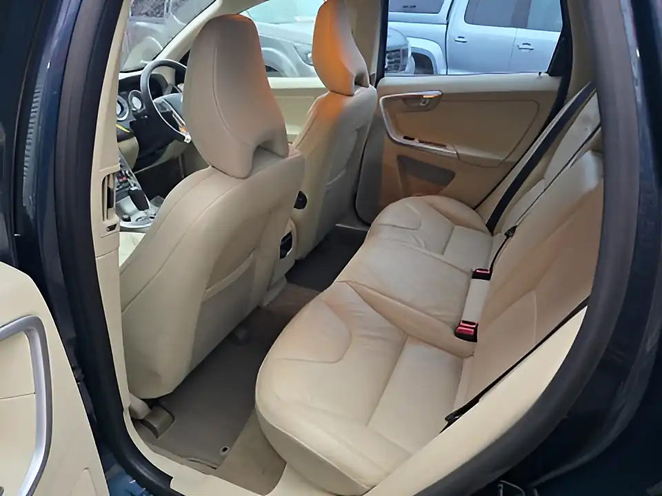 Used 2010 Volvo XC60 Se Lux Blue - Interior and Exterior details 13