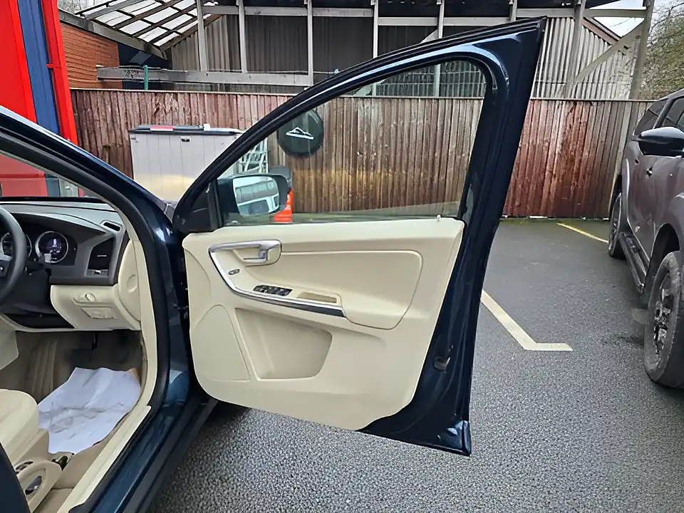 Used 2010 Volvo XC60 Se Lux Blue - Interior and Exterior details 16