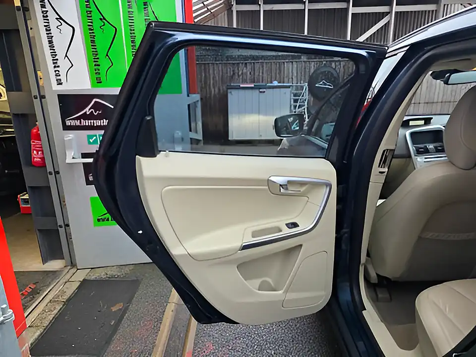 Used 2010 Volvo XC60 Se Lux Blue - Interior and Exterior details 18