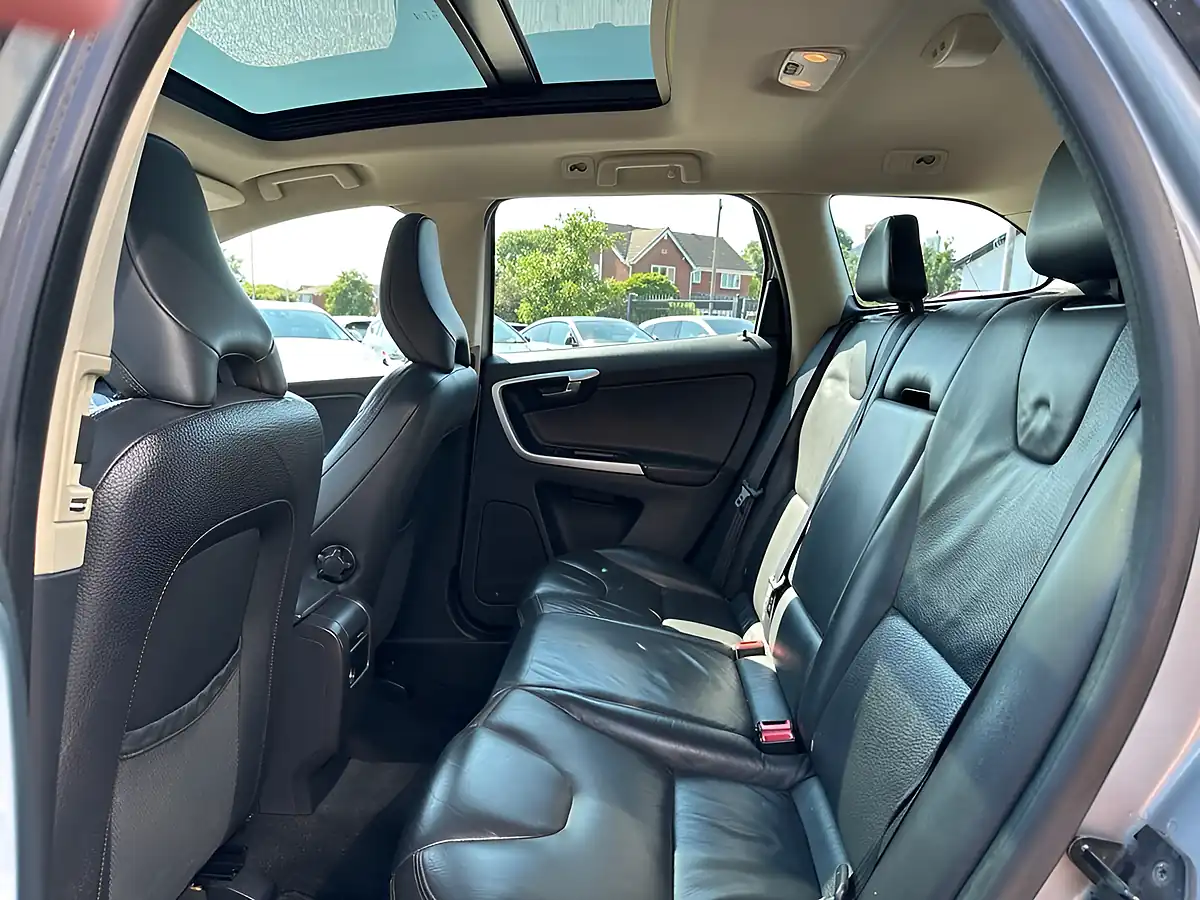 Used 2010 Volvo XC60 Se Lux Silver - Interior and Exterior details 10