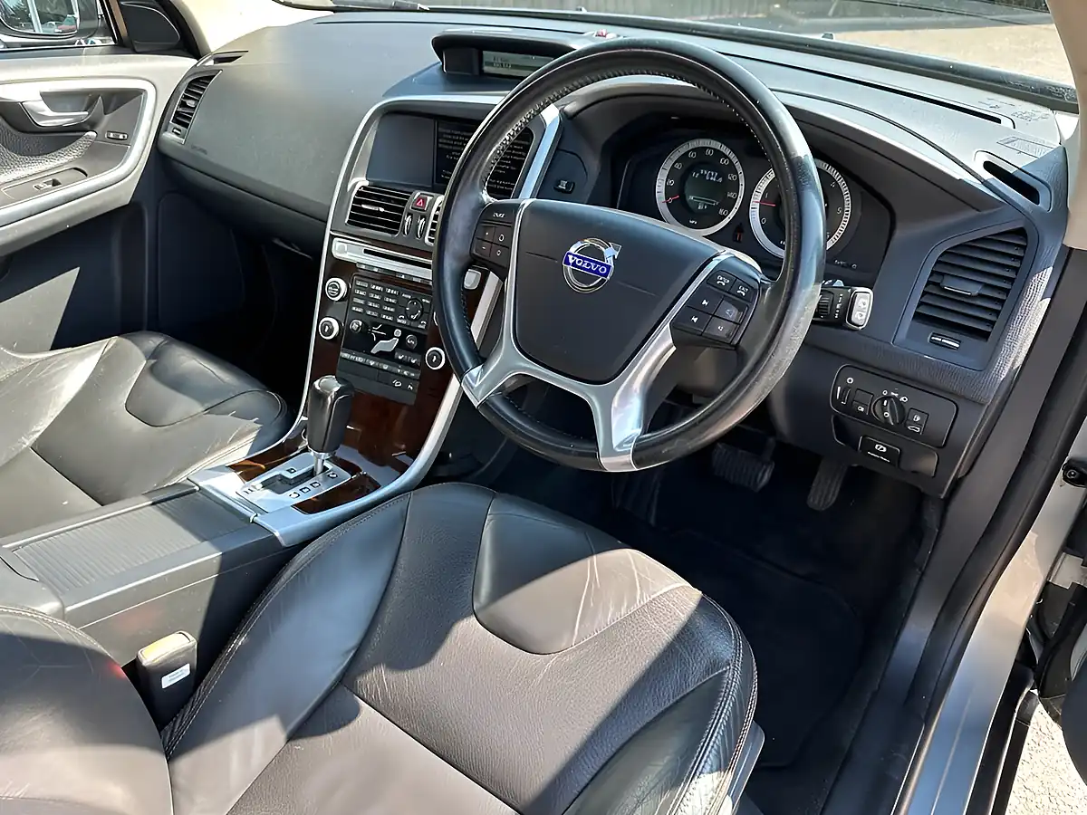 Used 2010 Volvo XC60 Se Lux Silver - Interior and Exterior details 14
