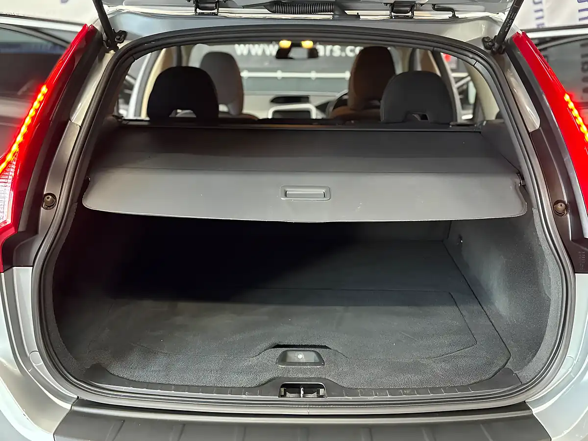 Used 2010 Volvo XC60 Se Silver - Interior and Exterior details 10