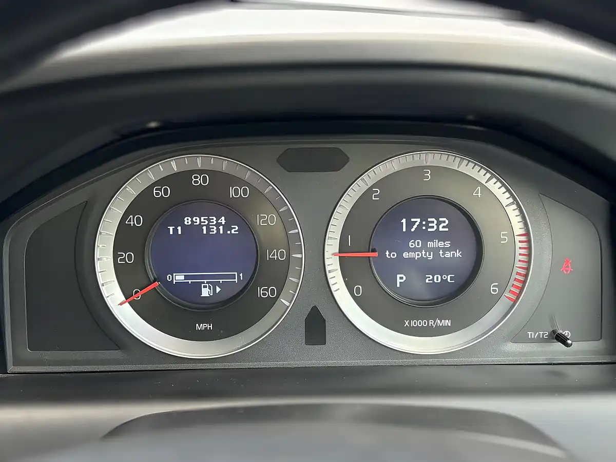 Used 2010 Volvo XC60 Se Silver - Interior and Exterior details 12