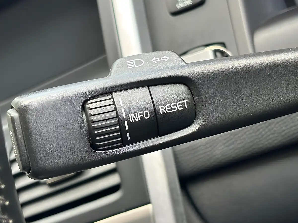 Used 2010 Volvo XC60 Se Silver - Interior and Exterior details 17