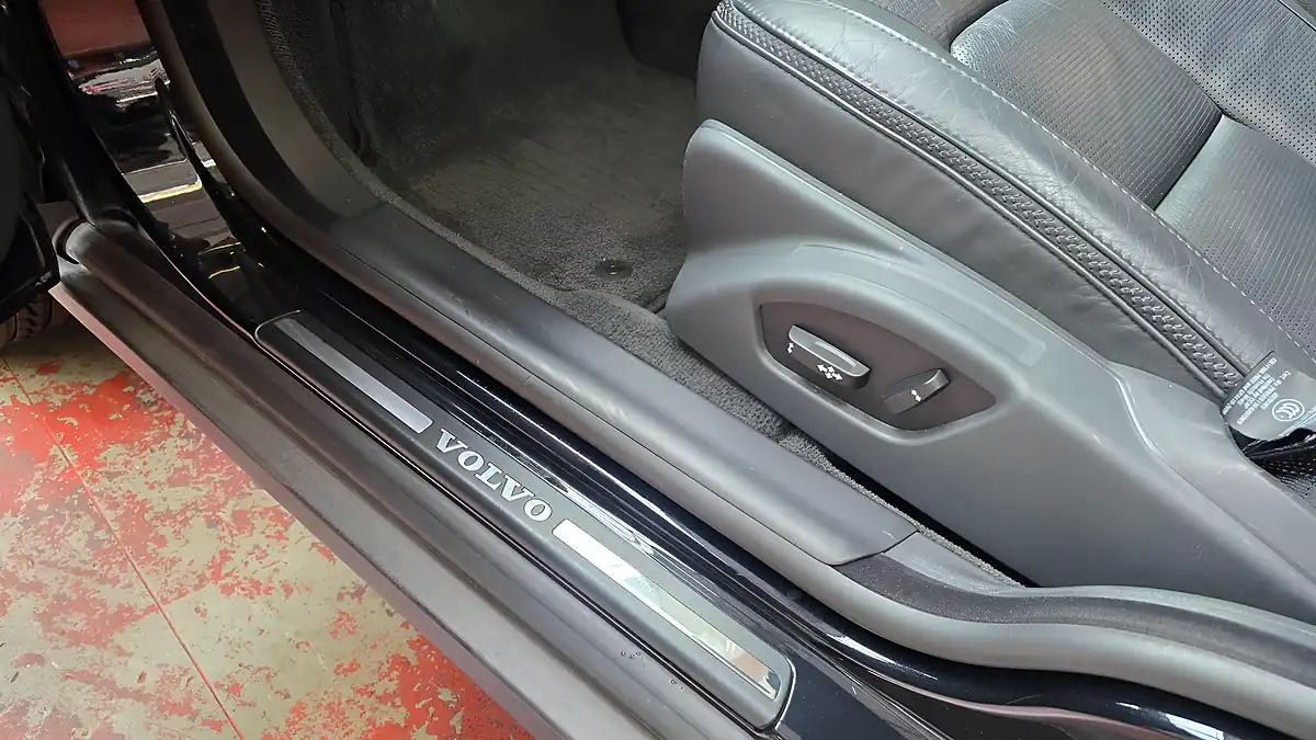 Used 2010 Volvo XC70 Se Black - Interior and Exterior details 11