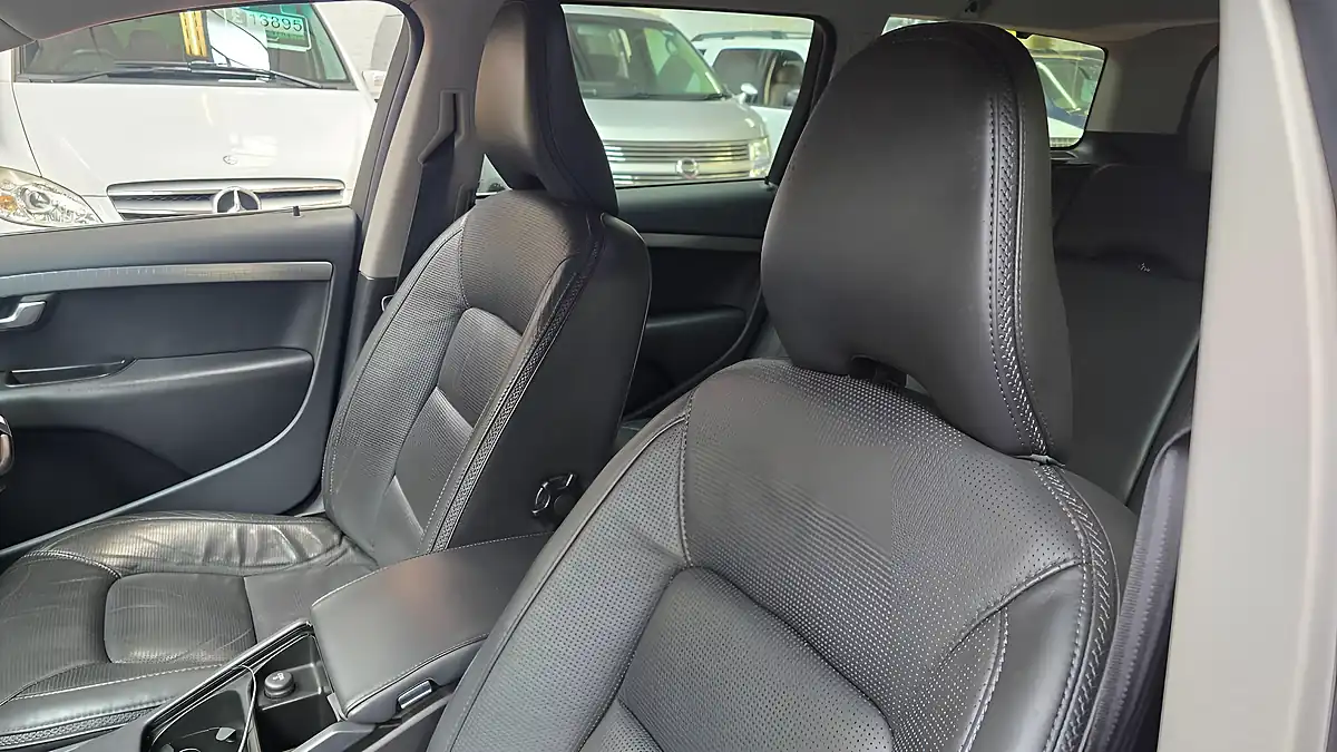 Used 2010 Volvo XC70 Se Black - Interior and Exterior details 15