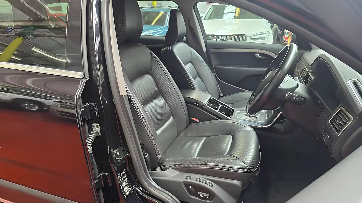 Used 2010 Volvo XC70 Se Black - Interior and Exterior details 5