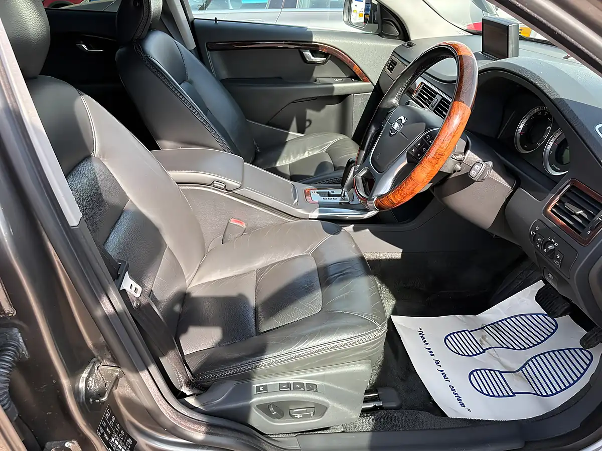Used 2010 Volvo XC70 Se Lux Grey - Interior and Exterior details 10