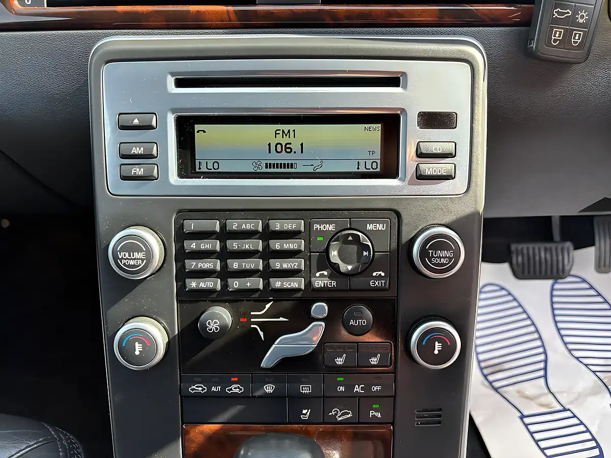 Used 2010 Volvo XC70 Se Lux Grey - Interior and Exterior details 15