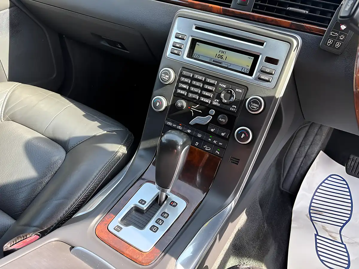 Used 2010 Volvo XC70 Se Lux Grey - Interior and Exterior details 16