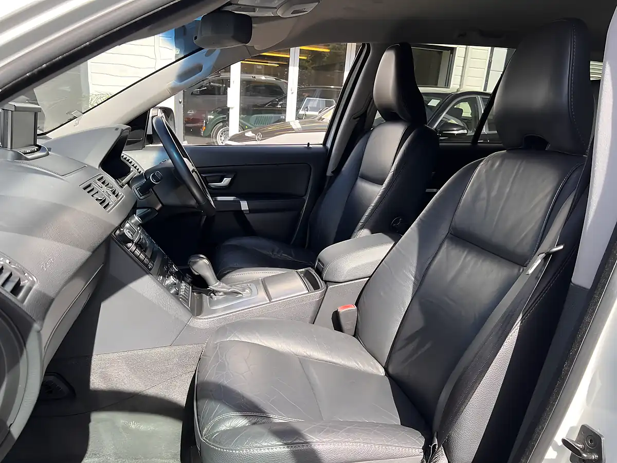 Used 2010 Volvo XC90 Se Lux White - Interior and Exterior details 13