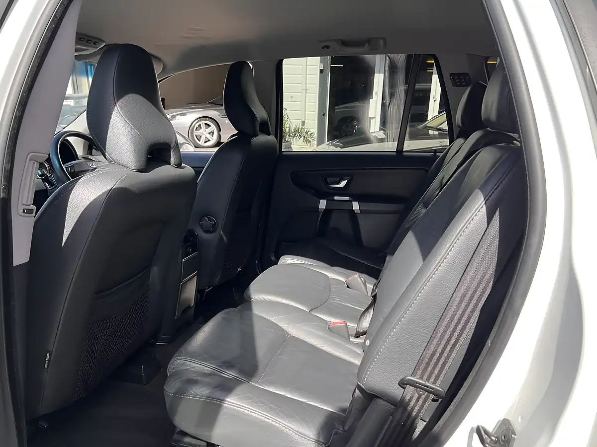 Used 2010 Volvo XC90 Se Lux White - Interior and Exterior details 4