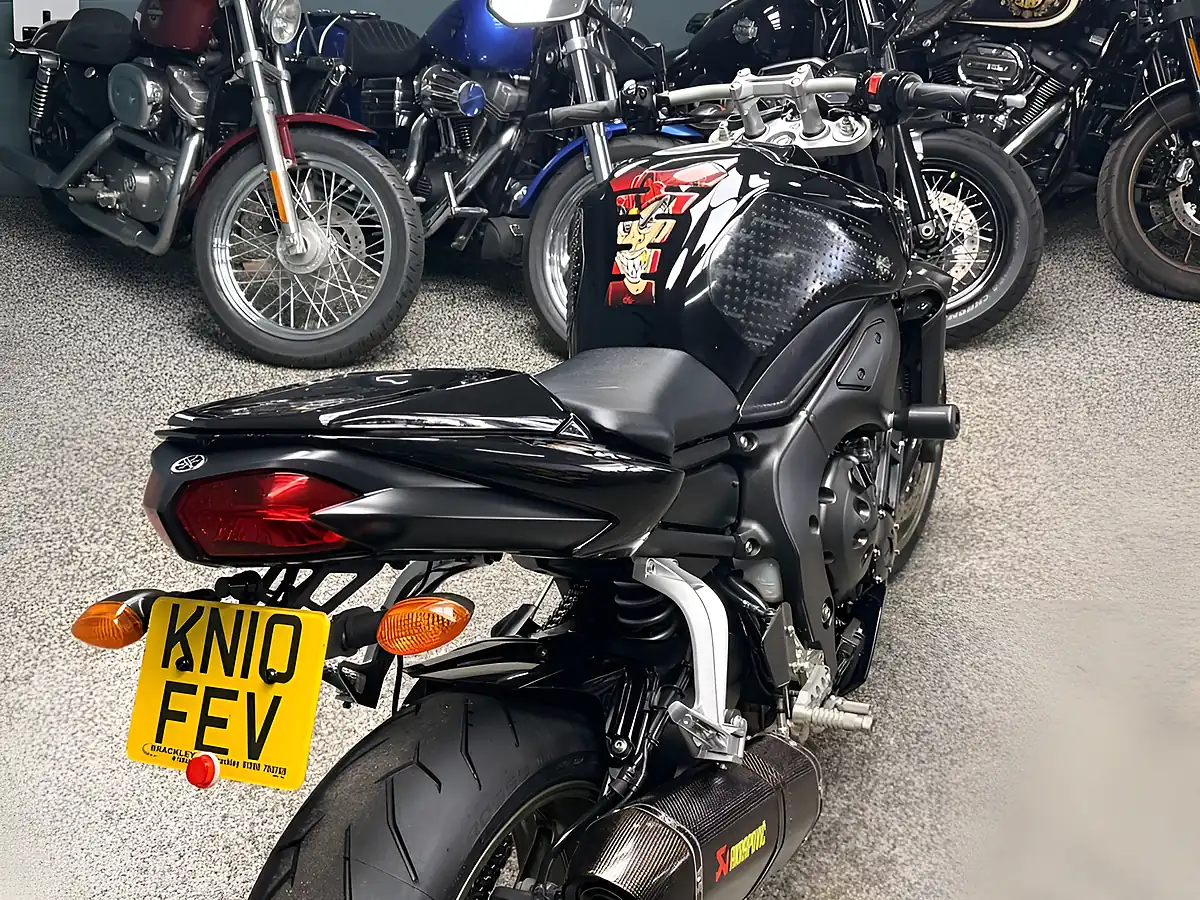 Used 2010 Yamaha FZ1 Black - Interior and Exterior details 14
