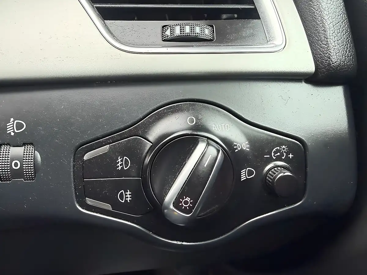 Used 2011 Audi A4 Saloon Black - Interior and Exterior details 20
