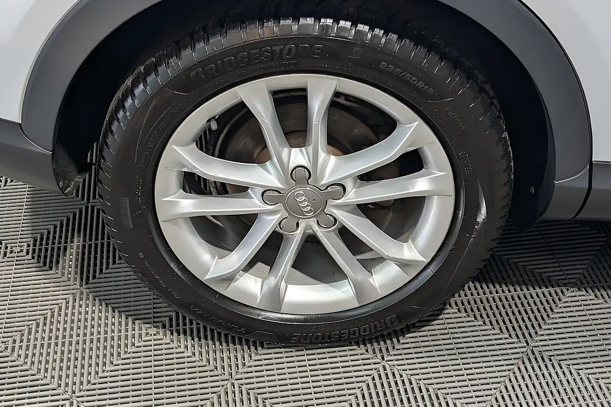 Used 2011 Audi Q3 Se White - Interior and Exterior details 10