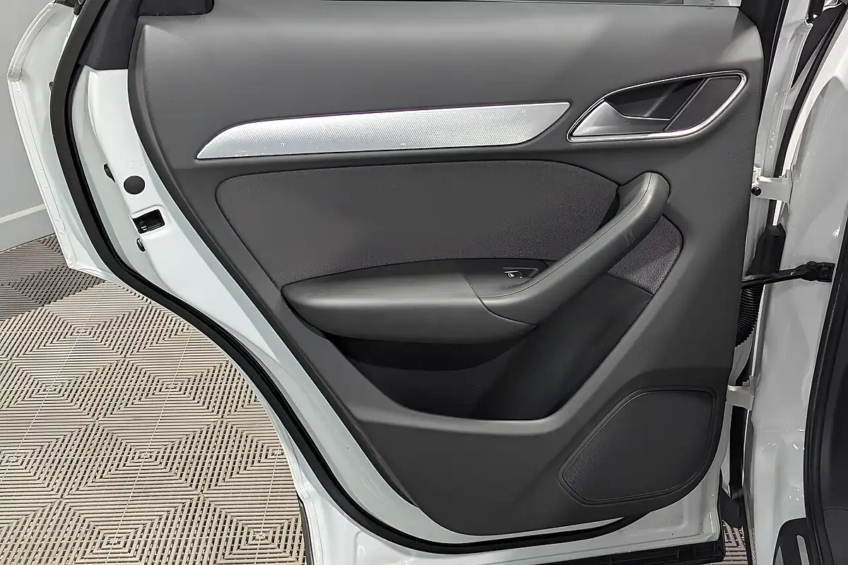 Used 2011 Audi Q3 Se White - Interior and Exterior details 18