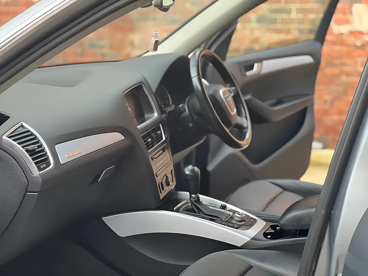 Used 2011 Audi Q5 Se Grey - Interior and Exterior details 10