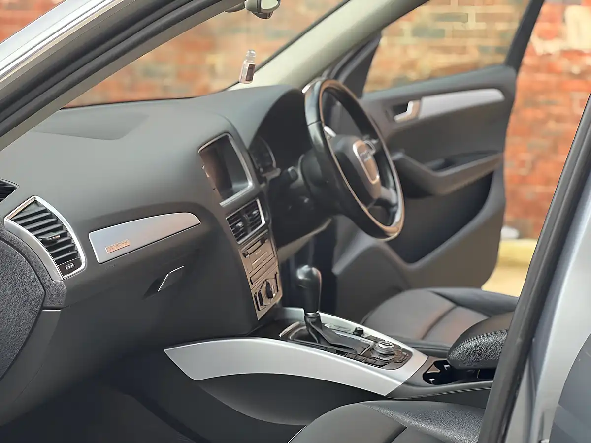 Used 2011 Audi Q5 Se S Tronic Quattro Grey - Interior and Exterior details 10