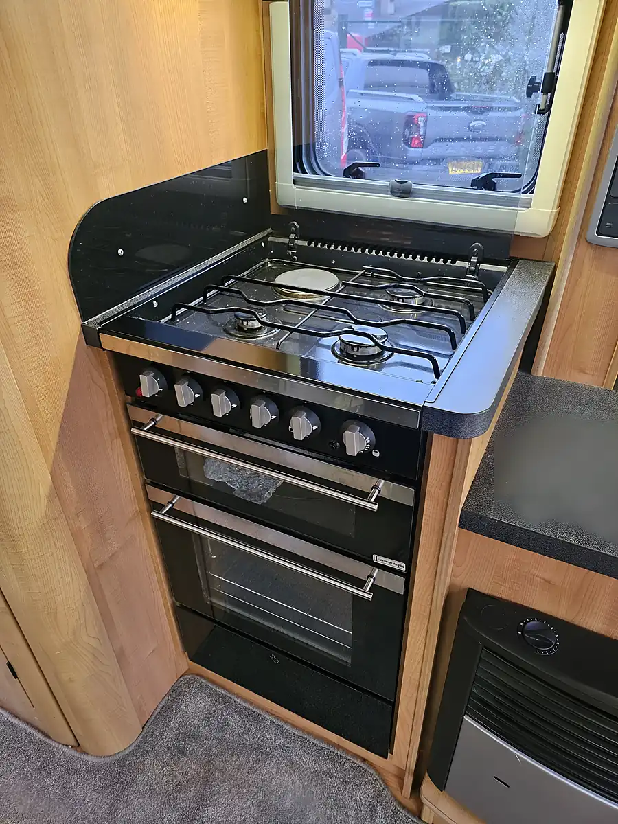Used 2011 Auto-Trail Apache 634 4 Berth White - Interior and Exterior details 12