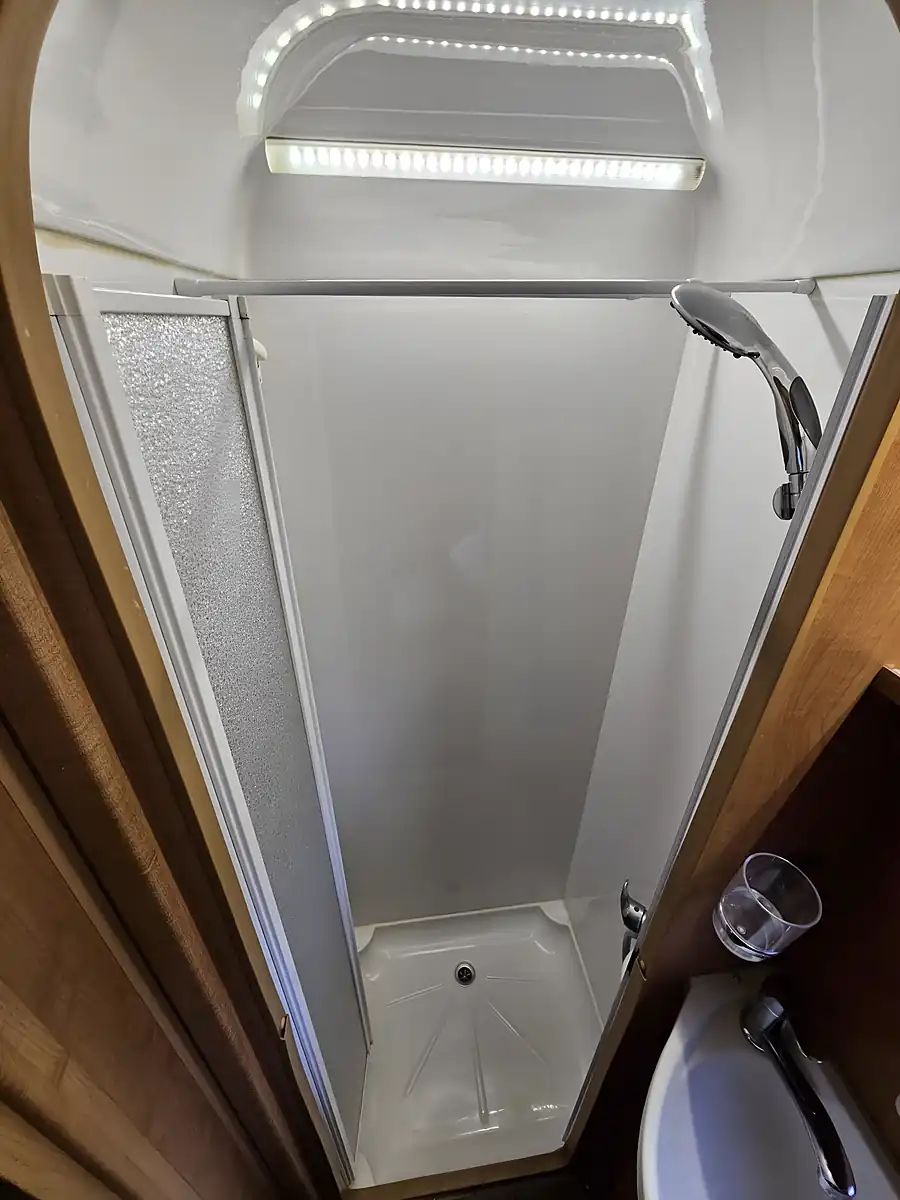 Used 2011 Auto-Trail Apache 634 4 Berth White - Interior and Exterior details 15