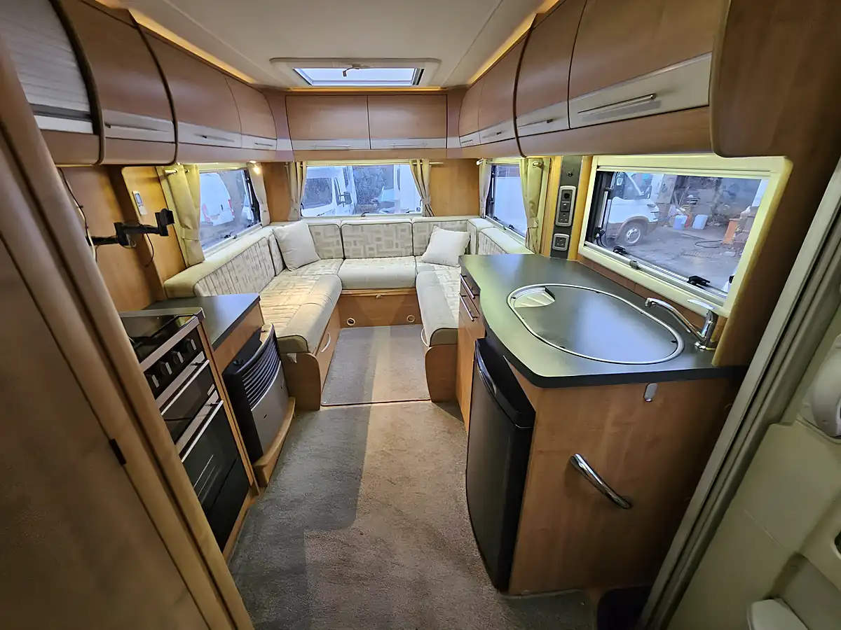 Used 2011 Auto-Trail Apache 634 4 Berth White - Interior and Exterior details 9