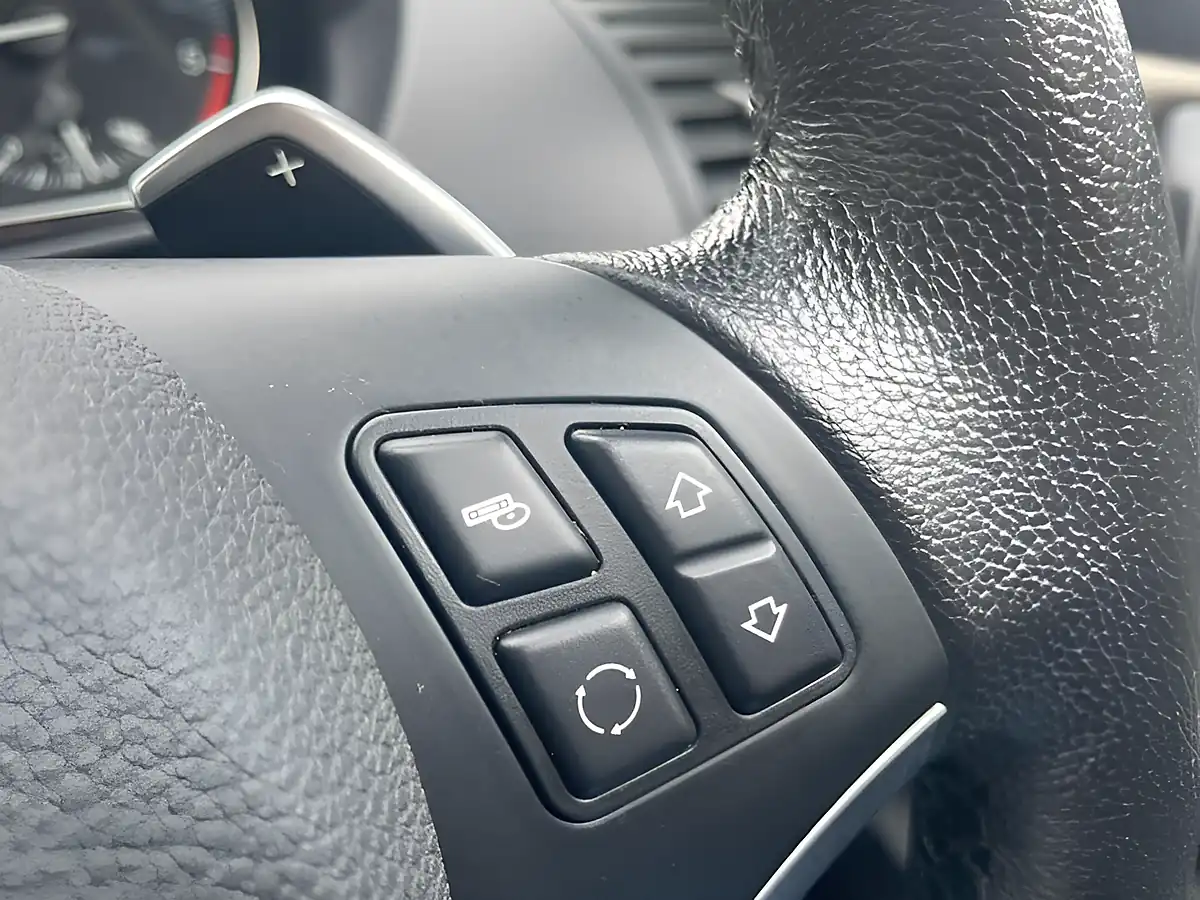 Used 2011 BMW 1 Series Se Silver - Interior and Exterior details 12