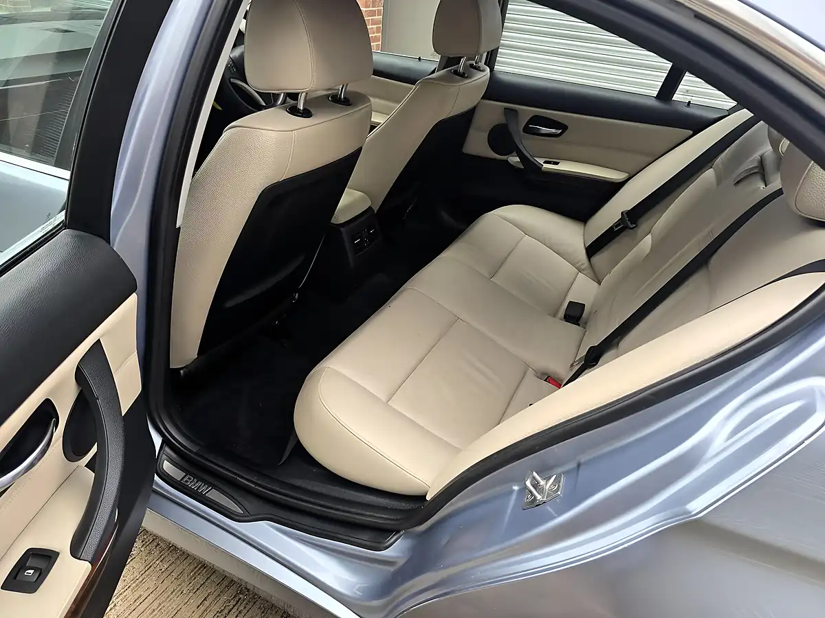 Used 2011 BMW 3 Series Se Blue - Interior and Exterior details 12