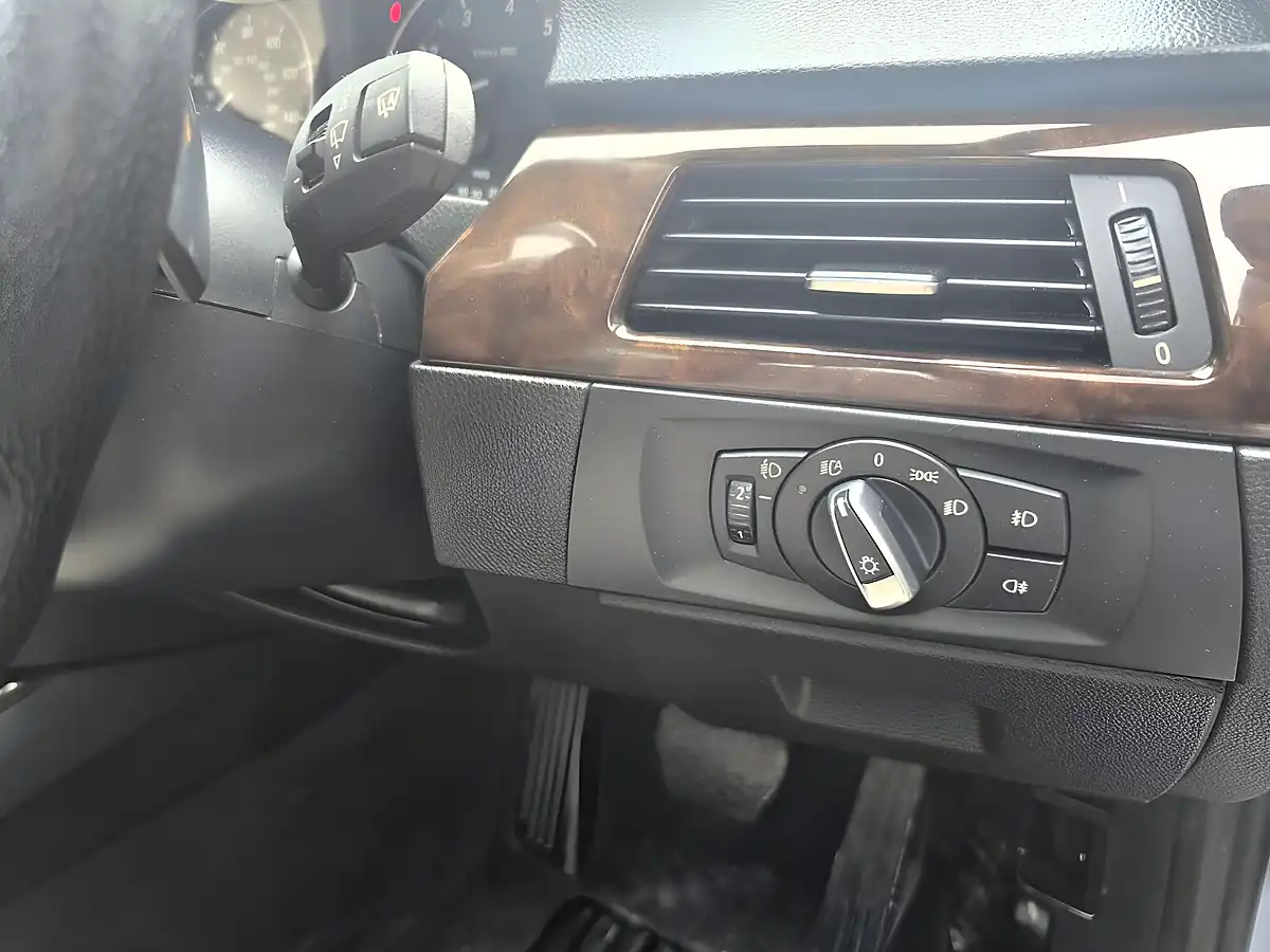 Used 2011 BMW 3 Series Se Blue - Interior and Exterior details 13