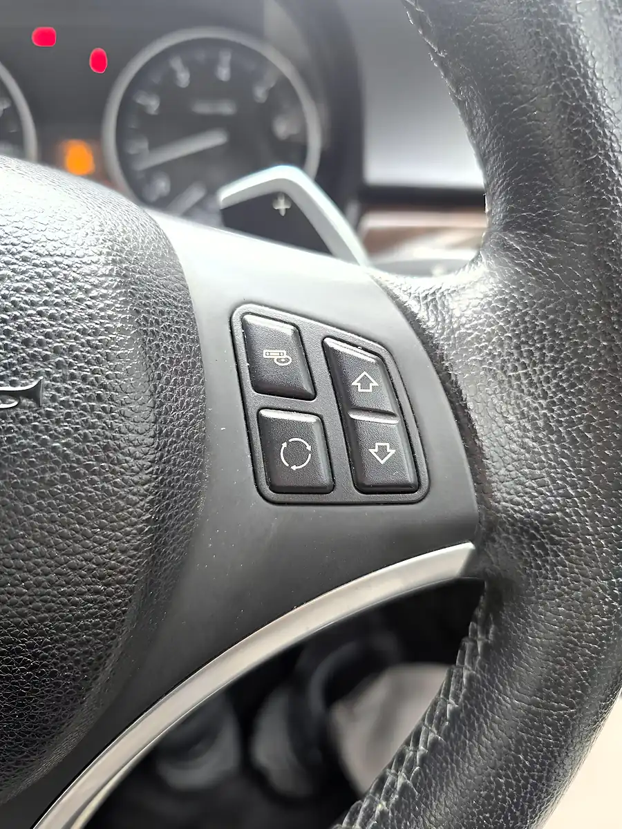 Used 2011 BMW 3 Series Se Blue - Interior and Exterior details 14