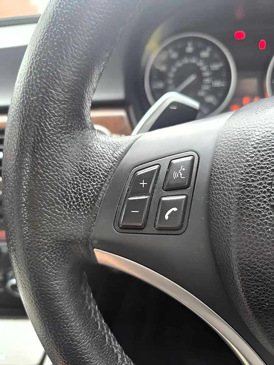 Used 2011 BMW 3 Series Se Blue - Interior and Exterior details 15