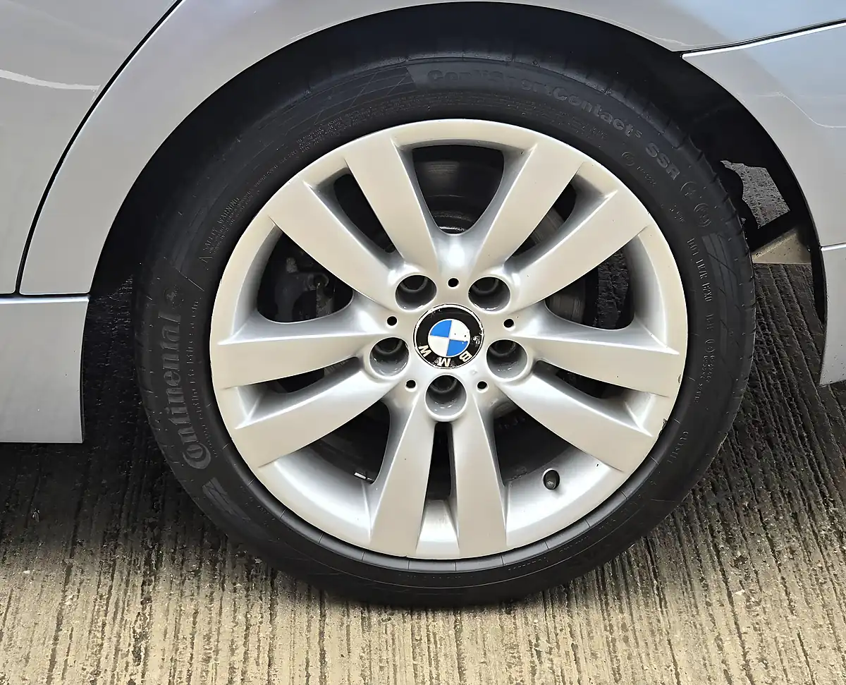 Used 2011 BMW 3 Series Se Blue - Interior and Exterior details 17