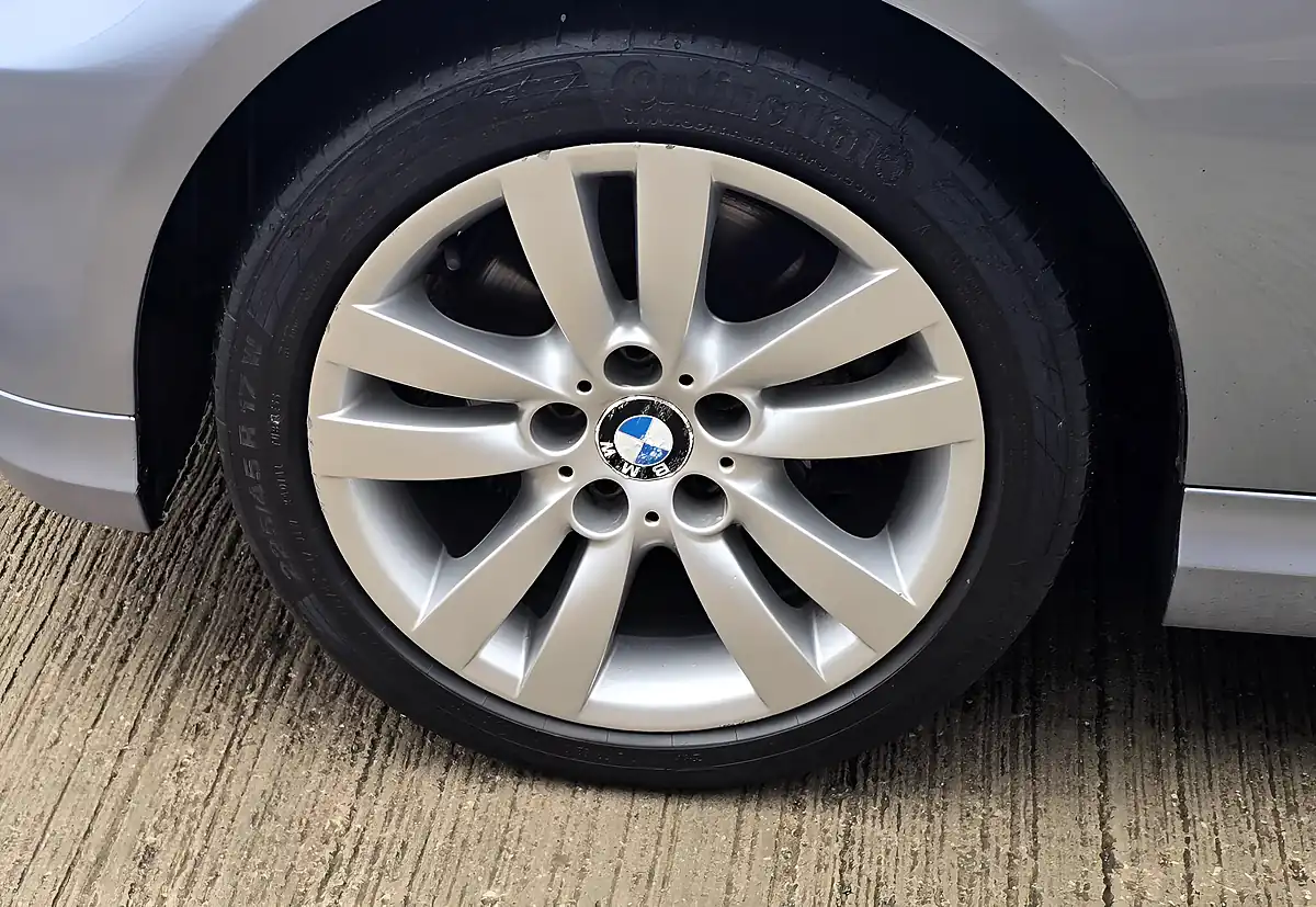 Used 2011 BMW 3 Series Se Blue - Interior and Exterior details 18