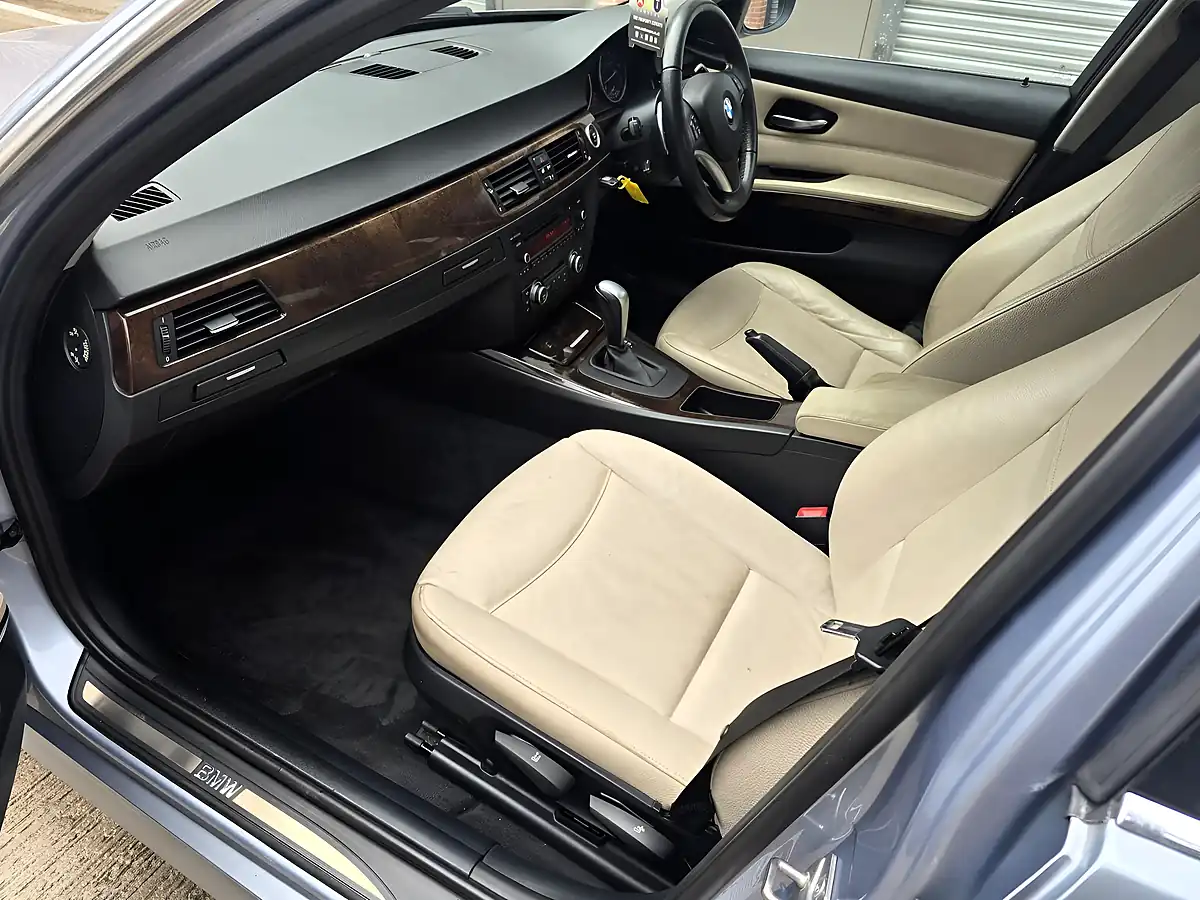 Used 2011 BMW 3 Series Se Blue - Interior and Exterior details 19