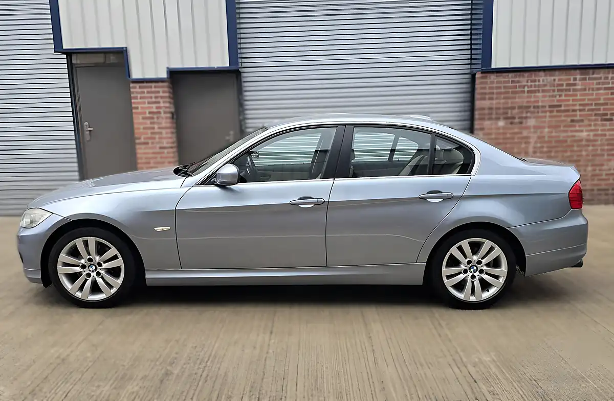 Used 2011 BMW 3 Series Se Blue - Interior and Exterior details 6