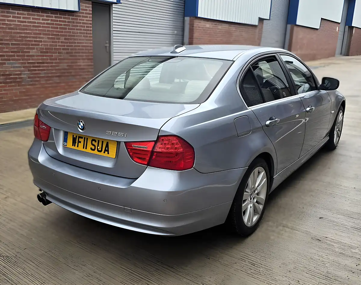 Used 2011 BMW 3 Series Se Blue - Interior and Exterior details 8