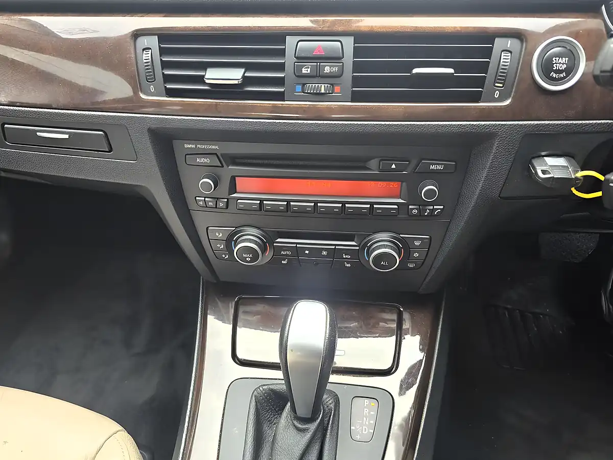 Used 2011 BMW 3 Series Se Blue - Interior and Exterior details 9